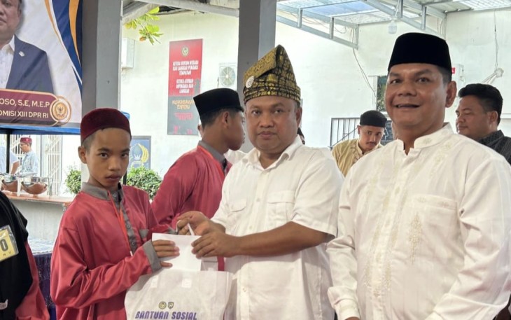 Sugiat Santoso memberikan paket sembako di lapas Ruku, Sabtu (28/2)