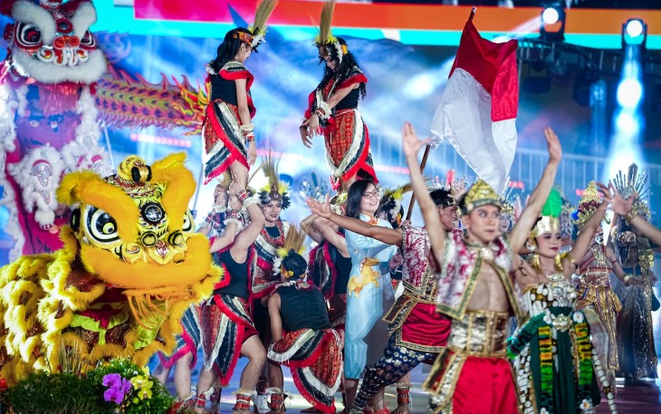 Wakil Menteri Ekonomi Kreatif, Irene Umar, memberi sambutan dalam acara Puncak perayaan Harmoni Imlek Nusantara–Imlek Festival 2026 berlangsung meriah di Lapangan Banteng, Jakarta, Sabtu (28/02/2026)