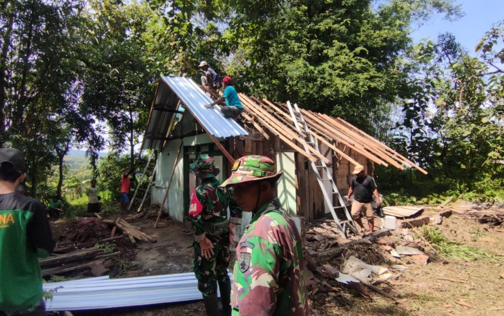 TNI dan Warga Banjarsari Kulon Bedah Rumah Ibu Sumarlih