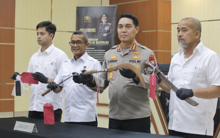 Kabid Humas Polda Jatim Kombes Pol Jules Abraham Abast saat konferensi pers di Surabaya, Rabu (4/3)
