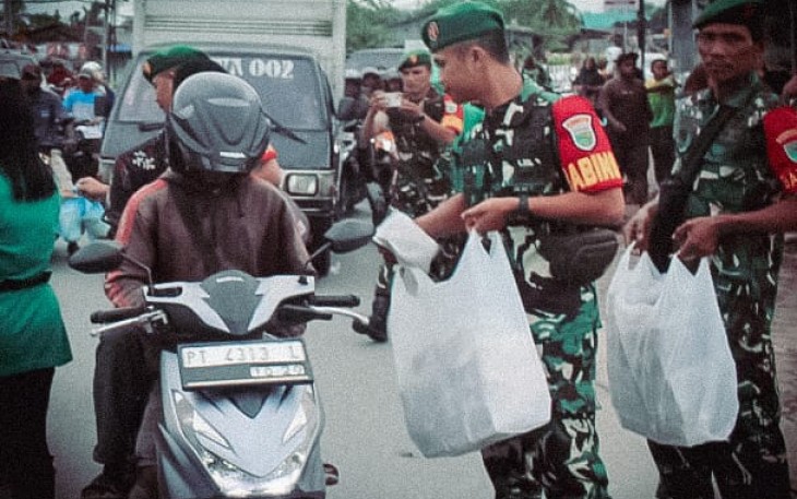 Koramil Kuala Kencana dan Koramil Jila Bagikan 500 Paket Takjil