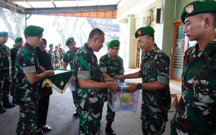 Danrem 052/Wkr Brigjen TNI Faisal Rizal saat memberikan bingkisan lebaran, Jum'at (13/3)