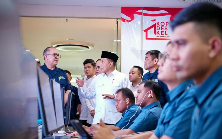 Menkop Ferry Juliantono (baju putih) saat kantor Agrinas di Jakarta 