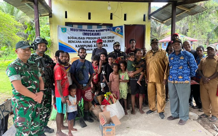 Tim Patroli Gabungan Koops TNI Papua saat Evakuasi 21 Pengungsi di Aifat Timur Jauh Maybrat