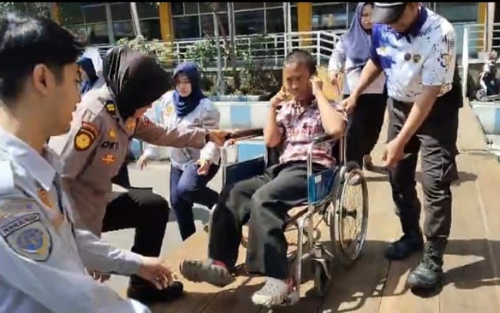Polwan bantu penyandang disabilitas di terminal Purabaya 
