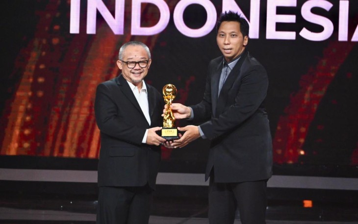 Mendikdasmen Abdul Mu'ti saat menerima trophy PSSI Award 2026 di Jakarta, Sabtu (28/3)