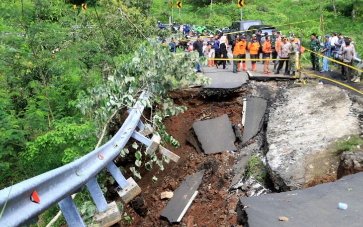 Akses terputus menuju Air Terjun Madakaripura