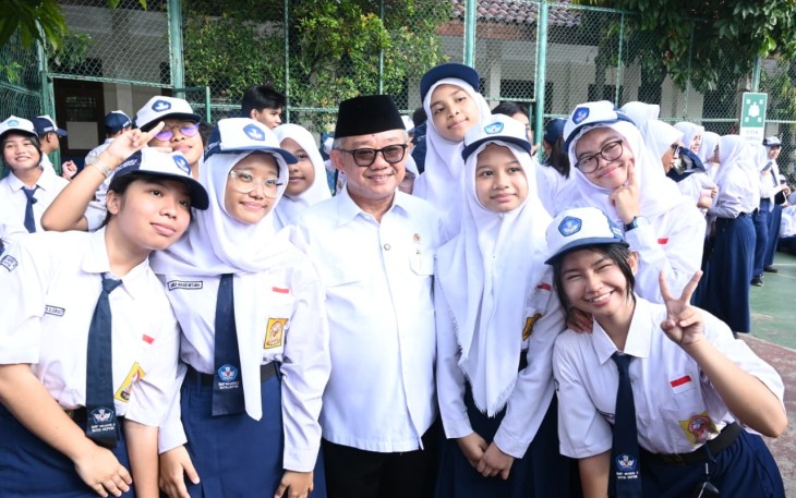 Mendikdasmen Abdul Mu'ti bersama pelajar SMPN 2 Depok, Senin (30/3)