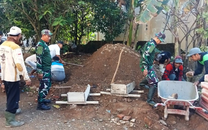 Gotong Royong TNI dan Warga Munjungan Perkuat Jalan Antar Dusun Penopang Ekonomi Desa