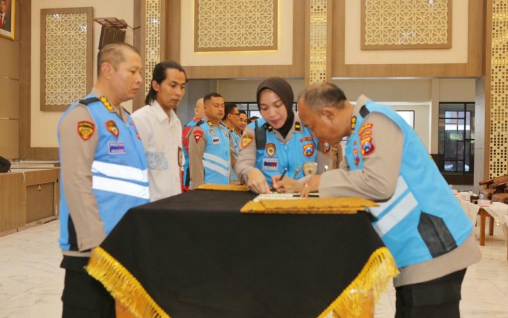 Penandatanganan pakta integritas penerimaan anggota Polri 2026 di Mapolda Jatim, Rabu (1/4)