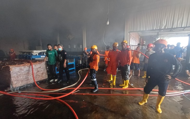 Petugas Damkar Karanganyar berjibaku memadamkan kobaran api yang membakar tungku oven pabrik pengolahan kayu (plywood) CV Avanjaya Wood di Dusun Serut, Desa Popongan, Kecamatan Karanganyar, Kamis (2/4/2026)