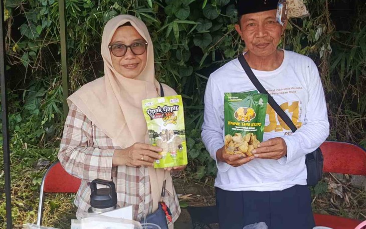 Ketua UMKM Jatijajar, Tin Sulistyowati dengan produk olangan unggulan, Kimpul, Minggu (5/4)
