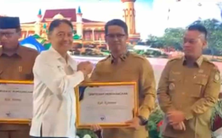 Bupati Karimun Iskandarsyah 