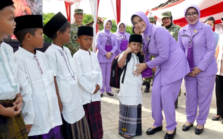 Ny. Evi Agus Subiyanto selaku Ibu Raksa Tri Anggana Tantri (Ibu Asuh Wanita TNI) memimpin dan menghadiri secara langsung kegiatan bakti sosial dalam rangka Apel Bersama Wanita TNI dan HUT ke-62 Dharma Pertiwi Tahun 2026