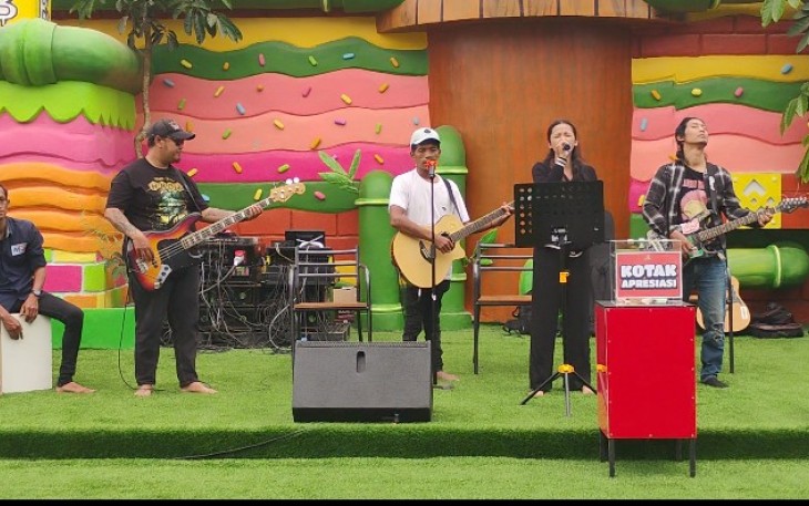 Antusias wisatawan saat pentas di live music, Minggu (12/4)