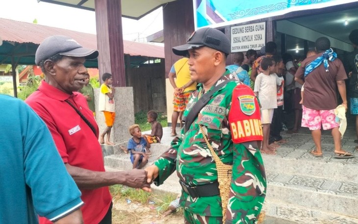Babinsa Koramil Mapurujaya saat Laksanakan Komsos Bersama Warga Kampung Fanamo