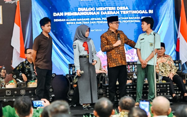 Mendes Yandri saat berdialog dengan siswa di Islamic Center NTB