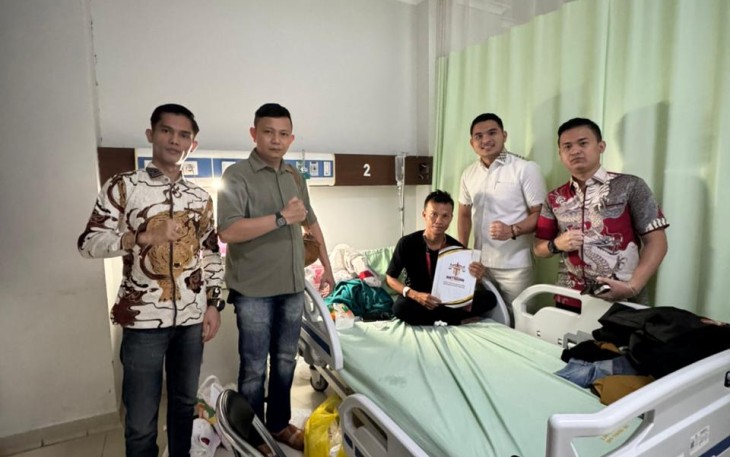 Law Firm Ratakan & Partners saat menjenguk korban 