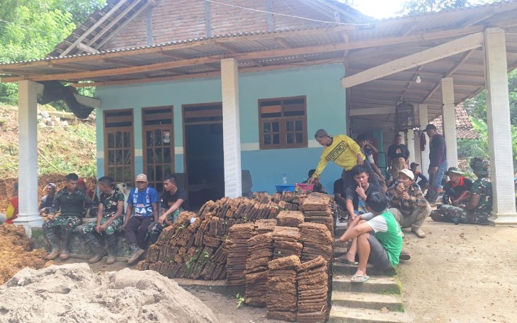 Komunikasi sosial bersama warga sebelum mengerjakan sasaran fisik TMMD
