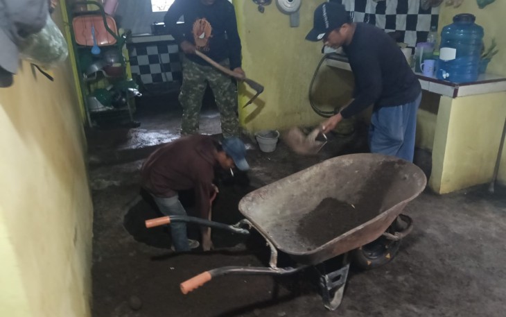 Pengerjaan sanitasi Khoirun Nisa Dusun Sumur