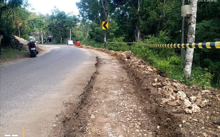 Pelebaran Jalan Menuju Pantai Ngliyep Kabupaten Malang Dikebut