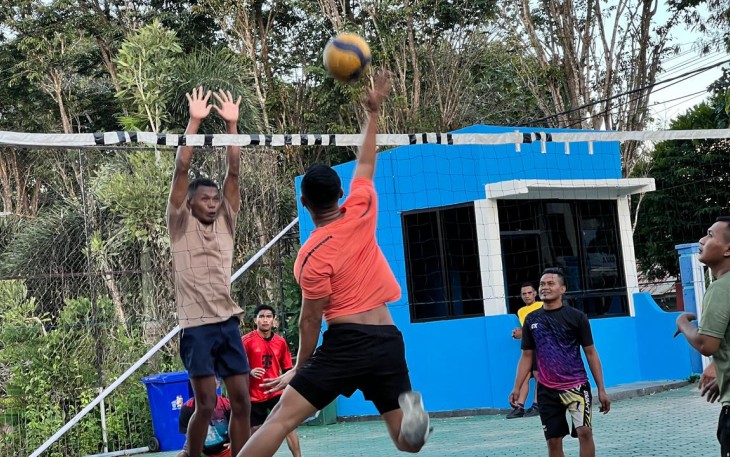 Yonarmed 12 Kostrad dan RRI Atambua Bersinergi dalam Atmosfer Sportif dan Solid