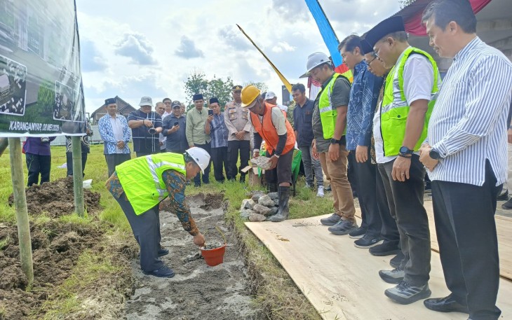 Rektor UIN Raden Mas Said Surakarta, Prof. Toto Suharto, saat melakukan prosesi peletakan batu pertama (groundbreaking) di lokasi pembangunan Kampus 3, Karanganyar, Jumat (8/5/2026)
