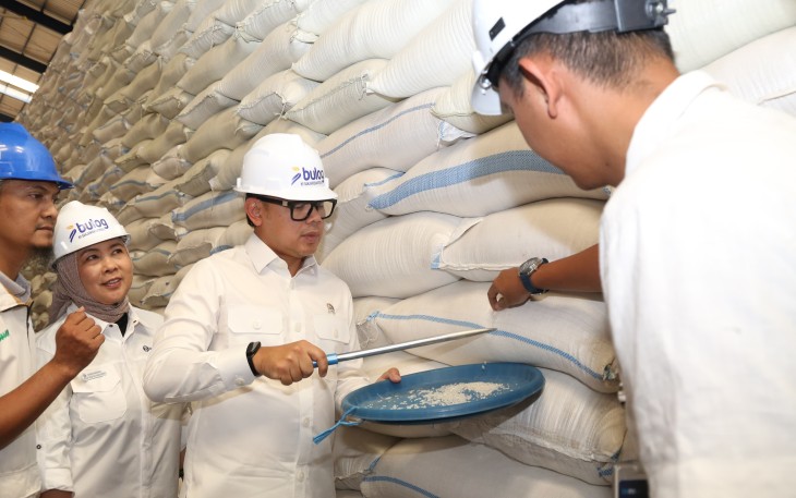 Wamendagri saat menghadiri peluncuran Gerakan Pengendalian Inflasi Pangan (GPIP) Wilayah Jawa 2026 di Gudang Perum Bulog, Sidoarjo, Jawa Timur. 