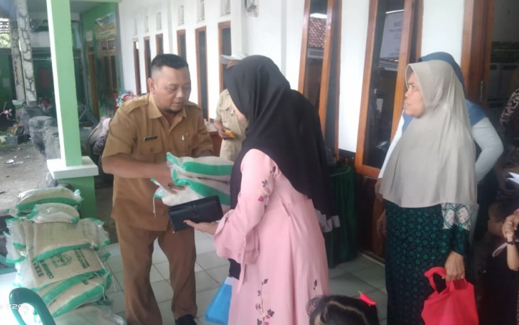 Bantuan sembako Dinas Ketahanan Pangan