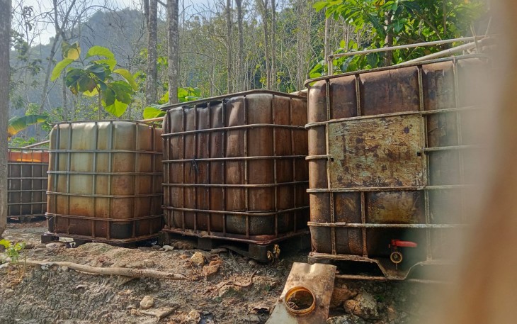 Penampakan minyak mentah dari sumur rakyat Desa Gandu Kecamatan Bogorejo Kabupaten Blora yang belum dikirim ke Main Gathering Station Menggung, Pertamina EP Field Cepu