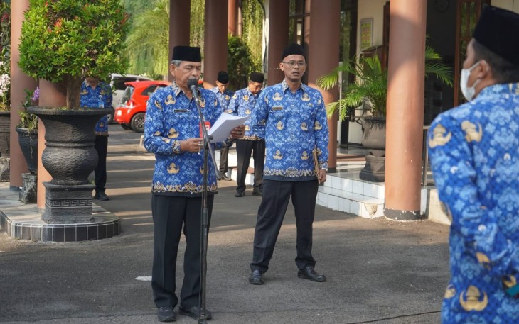 Sekretaris Daerah Kabupaten Trenggalek, Edy Soepriyanto, saat memimpin Upacara memperingati Harkitnas ke-118 di lingkup Setda Kabupaten Trenggalek