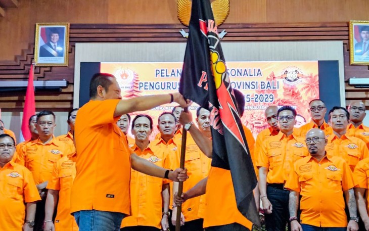 Bamsoet didampingi Sang Guru Badai Meganagara Drajad di saat melantik Ketua Umum Pengurus Provinsi Keluarga Olahraga Tarung Derajat (Pengprov KODRAT) Bali, I Gusti Ngurah Jaka Pratidnya dan Pengurus KODRAT Provinsi Bali 2025-2029, Minggu (31/5/26)