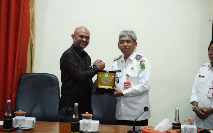 Sekretaris Daerah Kabupaten Trenggalek, saat menerima cindera mata dari Pemprov Aceh, di Gedung Bawarasa, Kabupaten Trenggalek, Rabu (13/5/2026)