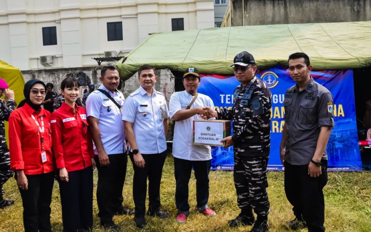 Prajurit TNI AL Gerak Cepat Bantu Korban Kebakaran Kemayoran 