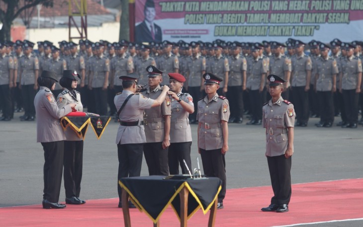 Kapolda Metro Jaya Komjen Pol Asep Edi Suheri melantik 993 siswa Pendidikan Pembentukan Bintara Polri Gelombang I Tahun Anggaran 2026. Pelantikan digelar dalam Upacara Penutupan, Pelantikan, dan Pengambilan Sumpah di SPN Lido Polda Metro Jaya, Kamis (4/6/2026)