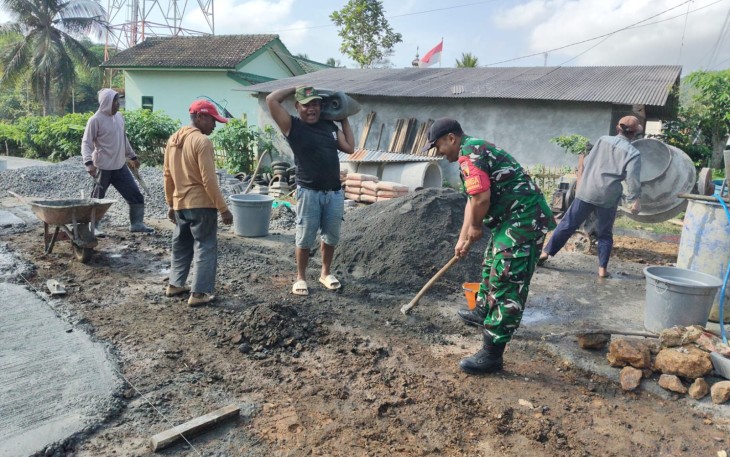 Babinsa dan Warga Pule Gotong Royong Rabat Jalan 100 Meter di Sukokidul