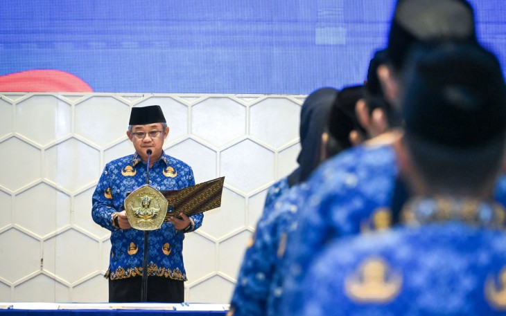 Menteri Pendidikan Dasar dan Menengah (Mendikdasmen), Abdul Mu’ti, melantik Pegawai Negeri Sipil (PNS) dan Pejabat Fungsional di lingkungan Kementerian Pendidikan Dasar dan Menengah (Kemendikdasmen) di Plaza Insan Berprestasi, Jakarta, Senin (8/6)