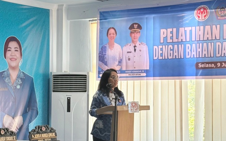 Ketua Dekranasda Kota Bitung, Ny. Ellen Honandar Sondakh saat memberikan sambutannya