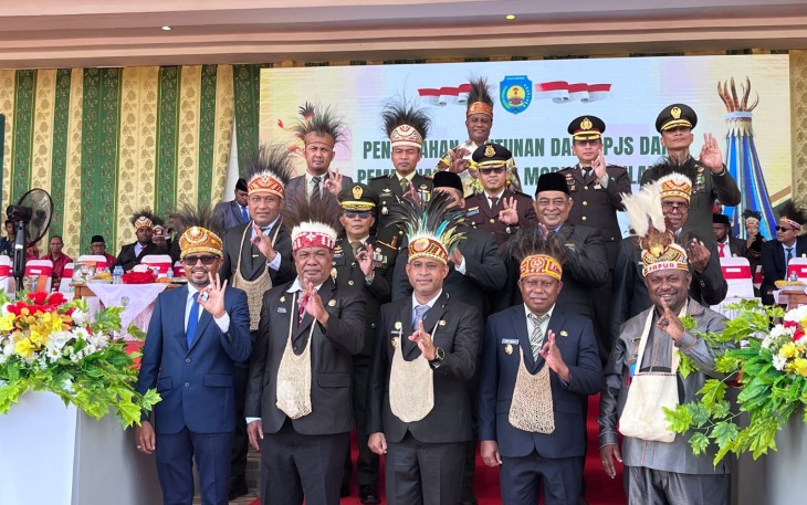 Kasdam XVIII/Kasuari, Brigjen TNI Dian Hardiana, S.I.P., bersama Wakil Ketua Persit KCK Daerah XVIII/Kasuari Ny. Lilis Dian Hardiana menghadiri Upacara memperingati Hari Ulang Tahun ke-23 Kab. Teluk Bintuni di Gelanggang Argosigemerai SP 5, Distrik Bintuni Timur
