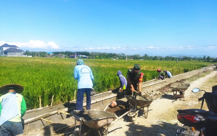 Babinsa dan Warga Sumberejo Bergotong Royong Perbaiki Irigasi Demi Kelancaran Air Sawah