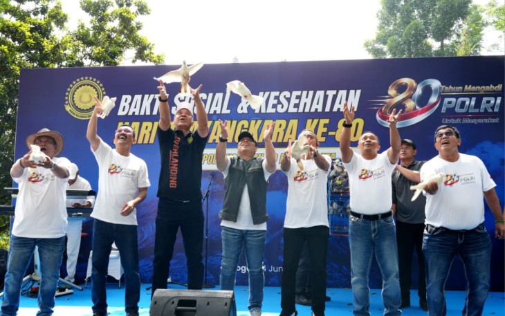Keluarga besar Akpol '90 Dhira Brata menggelar Bakti Sosial dan Bakti Kesehatan dalam rangka menyambut Hari Bhayangkara ke-80 di Megamendung, Kabupaten Bogor