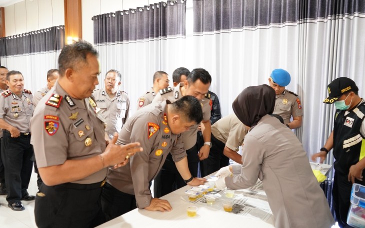 Komitmen Bersih Narkoba, Kapolres Situbondo Jalani Tes Urine bersama PJU dan Kapolsek Jajaran
