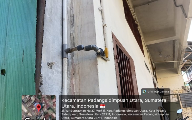 Pipa aliran air yang diduga mengalir ke ruko salah satu pengusaha ternama di Kota Padangsidimpuan, dari Kantor Camat Padangsidimpuan Utara