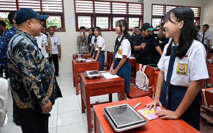 Menteri Pendidikan Dasar dan Menengah (Mendikdasmen) Abdul Mu’ti, meninjau pelaksanaan MBG