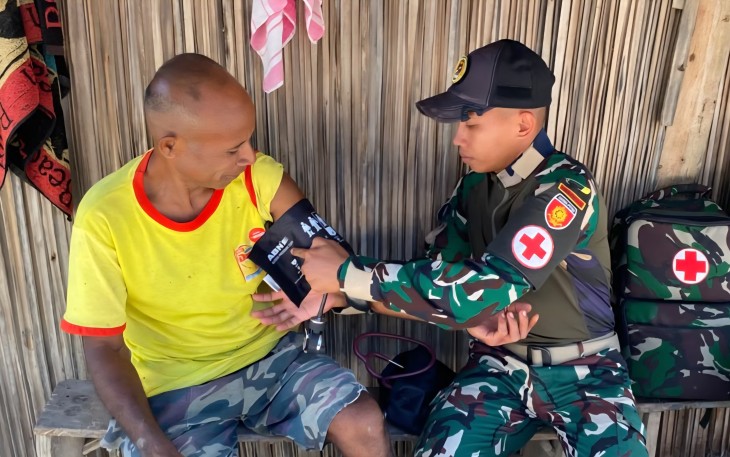 Yonarmed 12 Kostrad Laksanakan Yankes Keliling di Sarabau