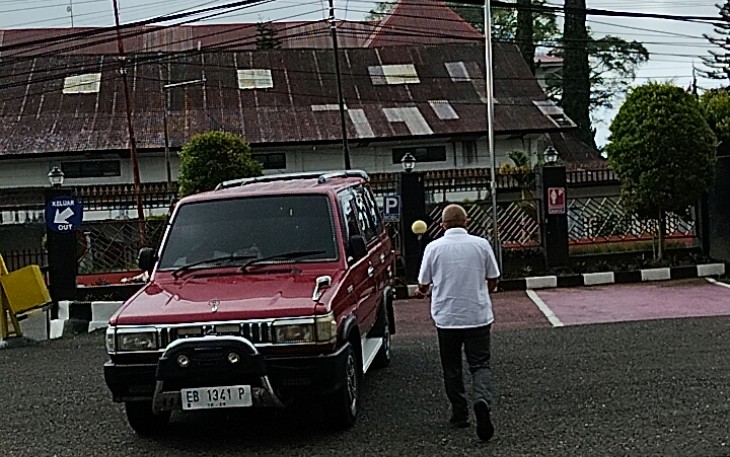 Bungkam Seribu Bahasa! Eks Kadis P2KBP3A Manggarai Timur Keluar dari Ruang Pemeriksaan Jaksa