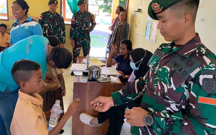Yonarmed 12 Kostrad Gelar Screening Kesehatan di SD Motabenar
