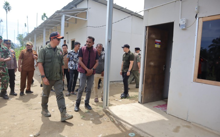 Kepala Badan Nasional Penanggulangan Bencana (BNPB) Letjen TNI Dr. Suharyanto meninjau progres perbaikan Huntara di Desa Rumoh Rayeuk, Kecamatan Langkahan, Kabupaten Aceh Utara yang telah selesai diperbaiki setelah rusak akibat diterjang angin puting beliung beberapa waktu lalu. Kepala BNPB pada kesempatan tersebut juga menyerahkan bantuan kepada para penghuni Huntara, Selasa (23/6)