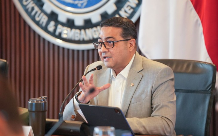 Menteri Ekonomi Kreatif, Teuku Riefky Harsya, membahas optimalisasi peran bandara dalam mendukung pertumbuhan ekonomi kreatif daerah dalam rapat koordinasi di Kantor Kementerian Koordinator Bidang Infrastruktur dan Pembangunan Kewilayahan (Kemenko IPK), Jakarta, Kamis (25/6/2026)