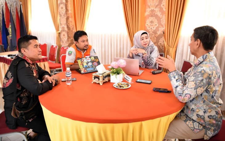Pengawas Sekolah Provinsi Kepri, Sisrayanti (berjilbab abu-abu) bersama Verifikator SMAN 3 Batam, Dery (berkaos oranye) sedang memberikan keterangan seputar pelaksanaan SPMB Tahun 2026